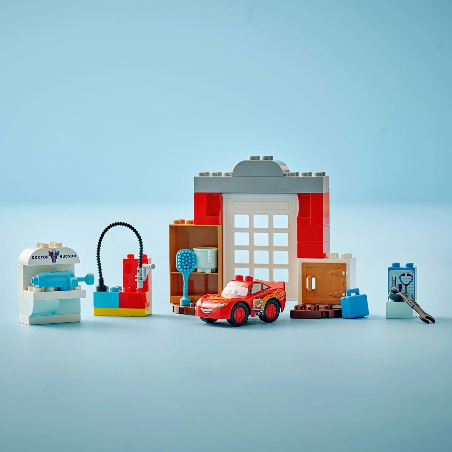 LEGO Duplo Cars - La Visite de McQueen au Garage de Doc